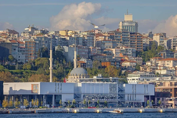 İstanbul, Türkiye - 19 Ekim 2023: İstanbul Modern Sanat Müzesi Boğaz Kanalı Güneşli Sonbahar Günü.