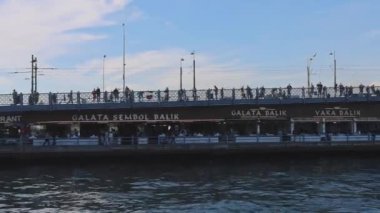 İstanbul, Türkiye - 19 Ekim 2023: Galata Köprüsü Altında Birçok Deniz Ürünleri Restoranı Sonbahar Günü Tavasında.