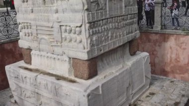İstanbul, Türkiye - 18 Ekim 2023: Hipodrom Tarihi Dönüm Noktası 'nda Theodosius Sütunundan Obelisk.