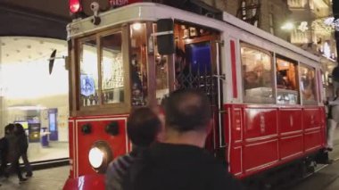 İstanbul, Türkiye - 18 Ekim 2023: Eski Kentteki İstiklal Sokak Tramvayı Gecesi Kalabalığı.