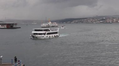 İstanbul, Türkiye - 18 Ekim 2023: Bulutlu Sonbahar Günü Boğaz Kanalı 'nda Turist Teknesi ve Yolcu Feribotu.