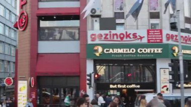 İstanbul, Türkiye - 19 Ekim 2023: Kadıköy Sonbahar Gününde Kavşak Kavşağında Kalabalık.