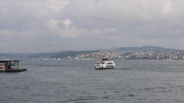 İstanbul, Türkiye - 19 Ekim 2023: İstanbul Rıhtım Boğazı Kanalı Sonbahar Günü.