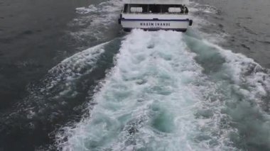 İstanbul, Türkiye - 18 Ekim 2023: Boğaziçi Kanalı ve Altın Boynuz Sonbahar Günü Yolcu Kayıklarının Yüksek Trafiği.