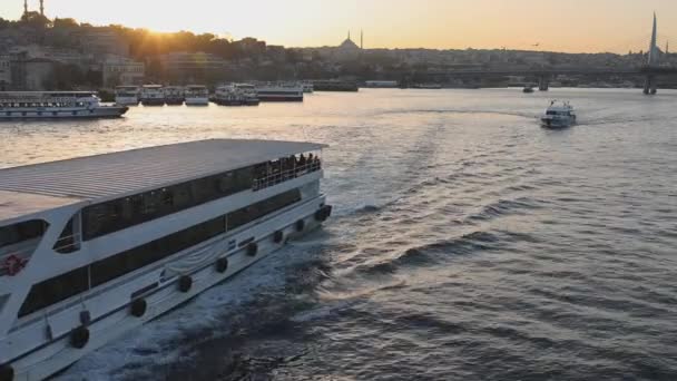 Istanbul Tyrkiet Oktober 2023 Mange Passagerbåde Dusk Golden Horn Efterår – Stock-video
