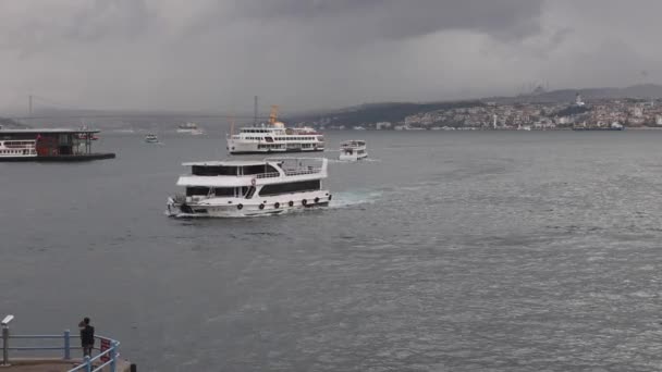 Istanbul Tyrkiet Oktober 2023 Turistbåd Passagerfærge Ved Bosporus Canal Ved – Stock-video