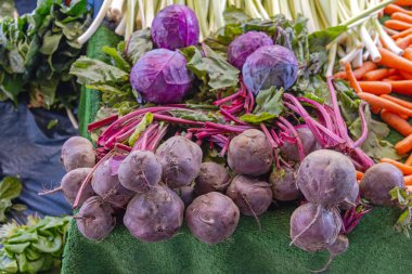 Bir grup Kırmızı Pancar Kökü Sebzeler Çiftçi Pazarı 'nda Tüm Bitki