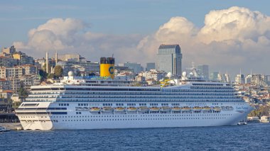 İstanbul, Türkiye - 19 Ekim 2023: Costa Fortuna Destiny Class Cruiser Cruise Cruise Cruise Lines Galataport Promenade Bosphorus Kanalı 'na demir attı.