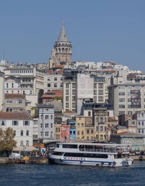 İstanbul, Türkiye - 20 Ekim 2023: Galata Kulesi Beyoğlu Tepenin Üstü ve Rıhtım Sonbahar Günü Turizm Teknesi.