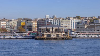 İstanbul, Türkiye - 19 Ekim 2023: Kadıköy İskelesi Feribot Terminali, Şehrin Asya Yakası, Sonbahar Öğleden Sonra.