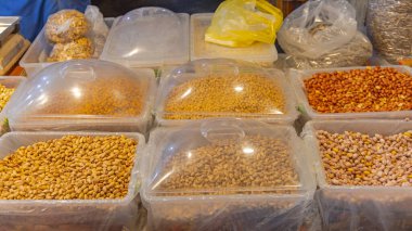 Toplu Çiftçi Pazarında Kabuklu ve Fıstıklı Kızarmış Pistachio