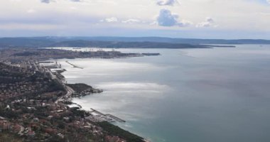 Trieste Şehri 'nin havadan görünüşü İtalya Adriyatik Denizi Bahar Günü Bulutu