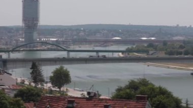 Sava Nehri Üzerindeki Köprüler ve Yüzen Restoranlar, Sırbistan 'ın Yeni Sahili' ndeki Pontoons Yazı