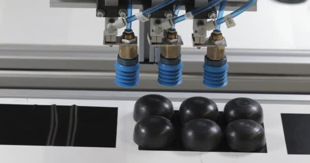 Vakuumsug Robotic Arm Picking Parts Från Conveyor Belt Automatisering — Stockvideo