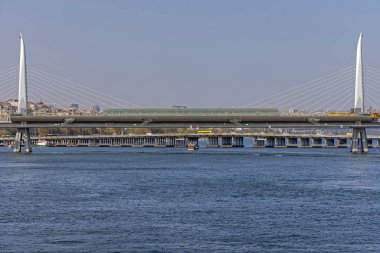 İstanbul, Türkiye - 20 Ekim 2023: İstanbul 'da Yeni Metro Treni Askıya Alma Köprüsü Türkiye' de Güneşli Sonbahar Günü.