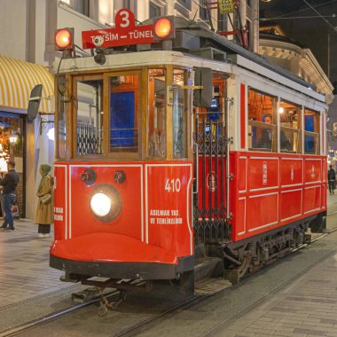 İstanbul, Türkiye - 17 Ekim 2023: Eski Kentteki Istikal Sokak Gece Hayatı 'nda Kırmızı Miras Tramvayı.