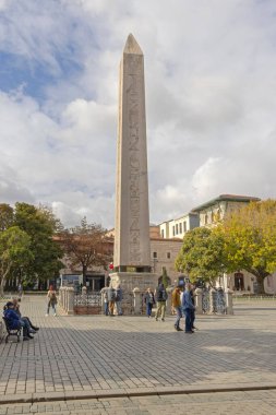 İstanbul, Türkiye - 18 Ekim 2023: Theodosius Sütununun Obelisk 'i Sonbahar Gününde Hipodrom Tarihi Tarihi Simgede.
