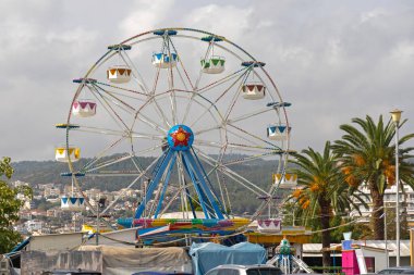 Kavala Yunanistan 'daki Renkli Dönme Dolap Eğlence Parkı