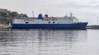 Yunanistan 'ın Kavala limanında demirli büyük feribot
