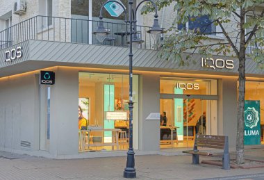 Sofya, Bulgaristan - 16 Ekim 2023: Iqos Shop Isıtmalı Tütün ve Elektronik Sigara Ürünleri Vitosha Bulvarı 'nda Philip Morris International tarafından üretildi.