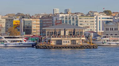 İstanbul, Türkiye - 19 Ekim 2023: İskelesi Feribot Terminali Kadıköy İskelesi, Güneşli Sonbahar Öğleden Sonra Asya Yakası.