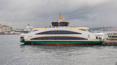 İstanbul, Türkiye - 18 Ekim 2023: Yeni Yolcu Feribotu Kötü Sonbahar Günü Limanında Çağdaş Gemi.