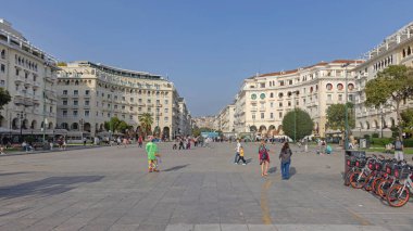 Selanik, Yunanistan - 22 Ekim 2023: Syntagma Meydanı 'nda Yürüyen İnsanlar Güneşli Sonbahar Günü Şehrinde.