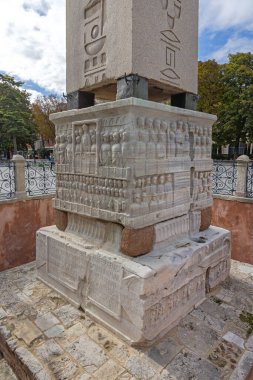 İstanbul, Türkiye - 18 Ekim 2023: Hipodrom Tarihi Anıtı 'nda Theodosius Sütununun Taş Obelisk Üssü.