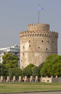 Selanik, Yunanistan - 22 Ekim 2023: Selanik 'in Beyaz Kulesi Güneşli Sonbahar Günü Tarihi Tarihi Tarihi Tarihi Tarihi.