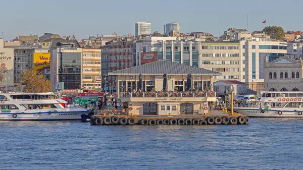İstanbul, Türkiye - 19 Ekim 2023: İskelesi Feribot Terminali Kadıköy İskelesi, Güneşli Sonbahar Öğleden Sonra Asya Yakası.