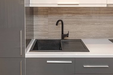 Modern Mutfak Tezgahında Karanlık Stil Kara Lavabo ve Musluk Suyu