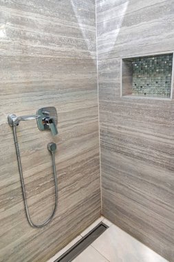 Modern Banyo Kabininde Duş Başlığı Hortumu ve Tutacağı Duvara Bağlı