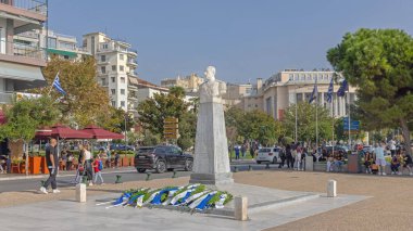 Selanik, Yunanistan - 22 Ekim 2023: Beyaz Kule Önünde Amiral Votsis 'in Çöküşü Tarihi Sonbahar Günü.