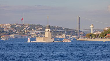 İstanbul, Türkiye - 19 Ekim 2023: Bakire Kulesi ve Köprüsü Boğaz Kanalı Güneşli Sonbahar Günü Tarihi Tarihi.