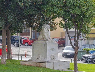 Kavala, Yunanistan - 22 Ekim 2023: Kavala Chambers Şehir Parkı 'nın önündeki Aslan Heykeli Savaşta Düştü.