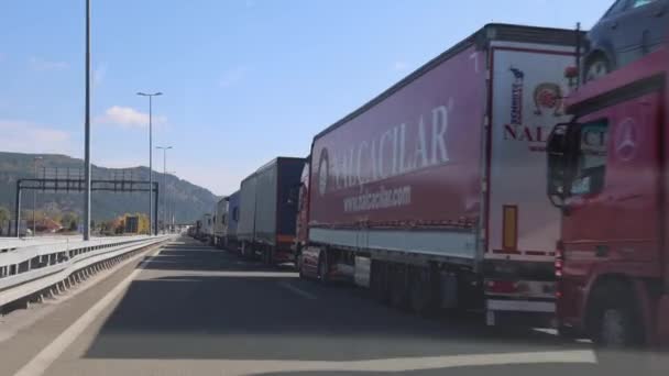 Dimitrovgrad Serbia Octubre 2023 Long Queue Cargo Trucks Border Entry Metraje De Stock