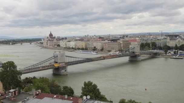 Budapest Ungarn Juli 2022 Mange Broer Donau Cityscape Panorama Overskyet Royaltyfrie stock-videoer