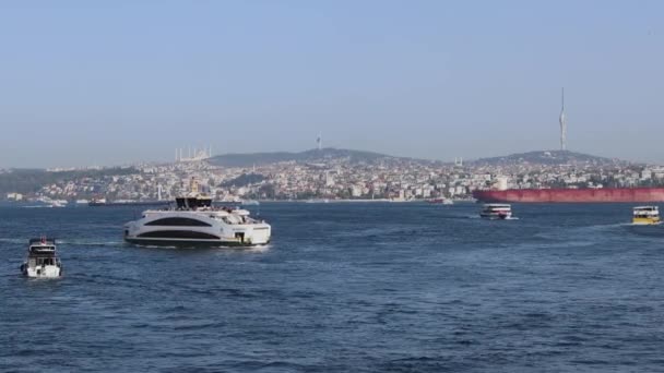 Istanbul Tyrkiet Oktober 2023 Både Skibstrafik Bosporus Canal Efterårsdag Royaltyfrie stock-videoer