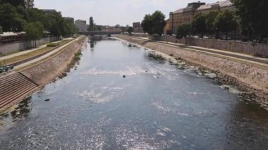Nisava Nehri Sıcak Yaz Gününde Şehrin içinden akıyor