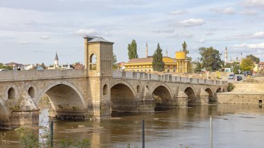 Edirne, Türkiye - 17 Ekim 2023: Tundza Nehri üzerindeki Tunca Köprüsü Osmanlı İmparatorluğu Tarihi Eserleri.