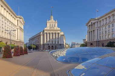 Sofya, Bulgaristan - 16 Ekim 2023: Bulgaristan Ulusal Meclis Binası ve Serdica Arkeoloji Parkı Sunny Autumn Day 'de.