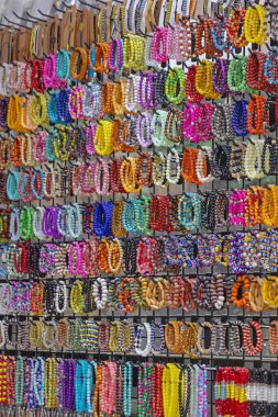 Renkli Taşlar ve Plastik Bilezikler Bijoux Mücevher Dükkanı