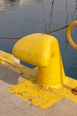 Kavala Limanı Yunanistan 'da Yellow Bollard Gemisi Demirleme