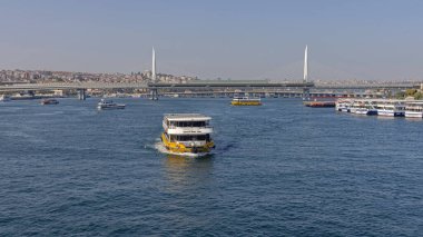 İstanbul, Türkiye - 20 Ekim 2023: Güneşli Sonbahar Günü Altın Boynuz Üzerine Metro Tren Asma Köprüsü.