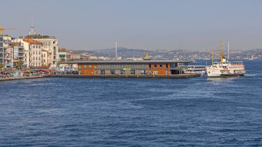 İstanbul, Türkiye - 20 Ekim 2023: Karaköy Boğazı 'nda Yolcu Feribot Terminali.