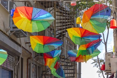 Yukarıdan Aşağı Renkli Gökkuşağı Şemsiyeleri Sokağın Üzerinde Asılı