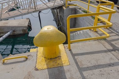 Kavala Yunanistan Limanı 'nda Yellow Gemisi Demirleme Bollard