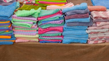 Markette Renkli Terry Havluları Kumaşı Yığını