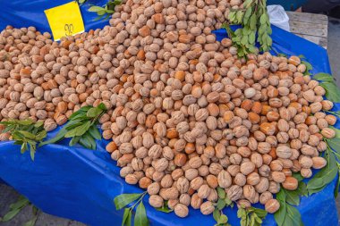 Çiftçi pazarında kabuklu organik fındıkla dolu bir paket ceviz.