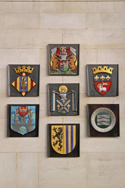 Hanover, Almanya - 3 Mayıs 2011: Hannover Belediye Binası 'ndaki İkiz Şehirler Arması Şehir Belediyeleri Habercisi.